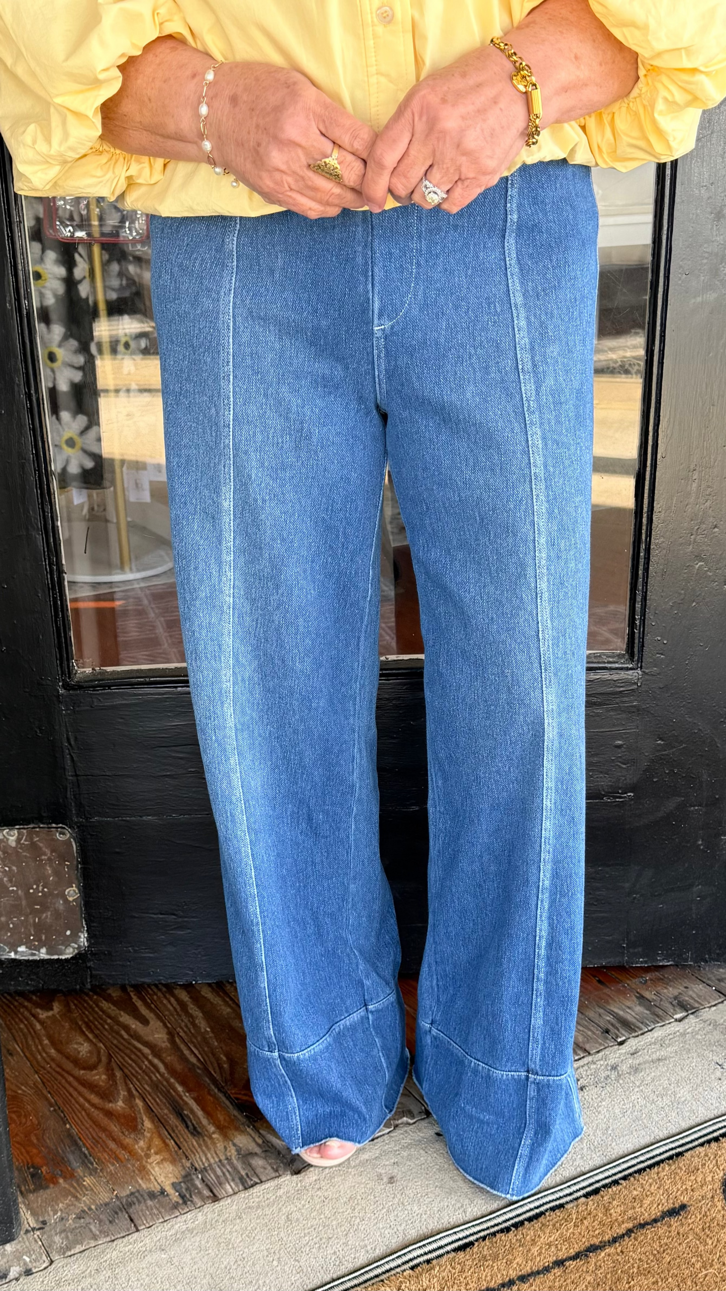 COMFORT RELAXED LEG JEAN